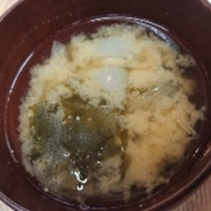 新玉ねぎとわかめのお味噌汁